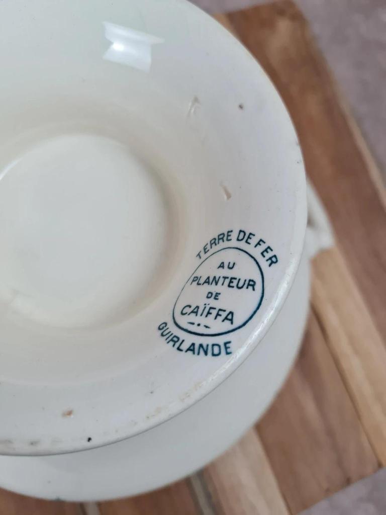 Soupière ancienne en terre de fer, modèle Guirlande, Au Planteur de Caïffa