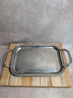 Petit plateau ancien en métal argenté à poignées – décor gravé