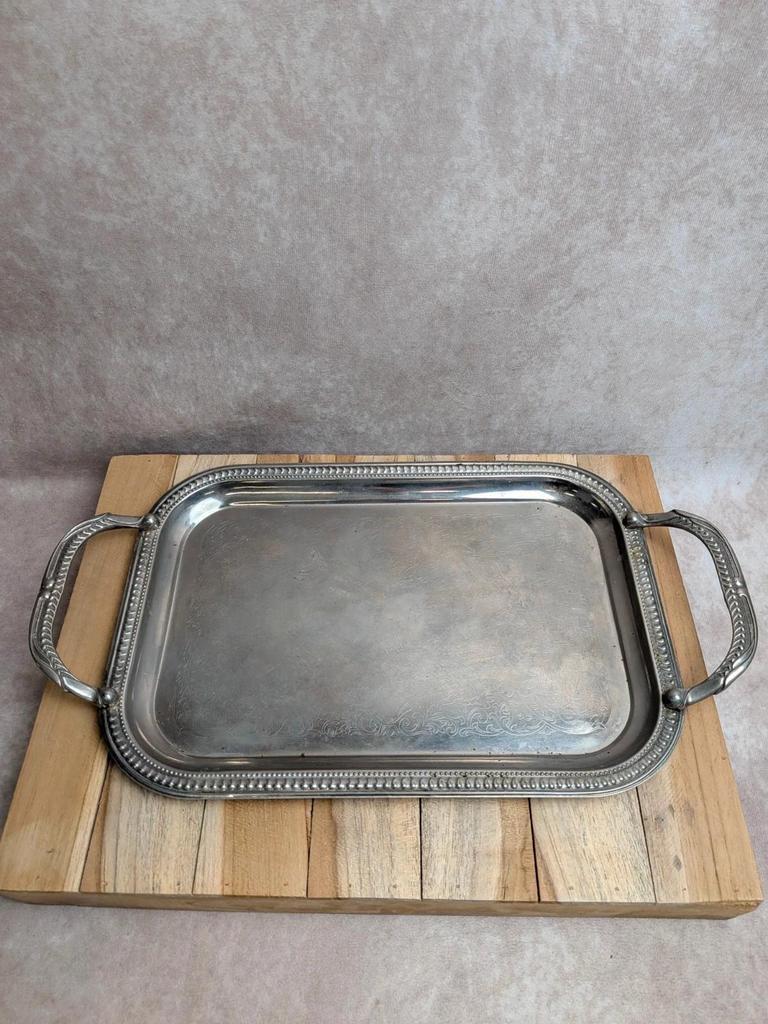 Petit plateau ancien en métal argenté à poignées – décor gravé