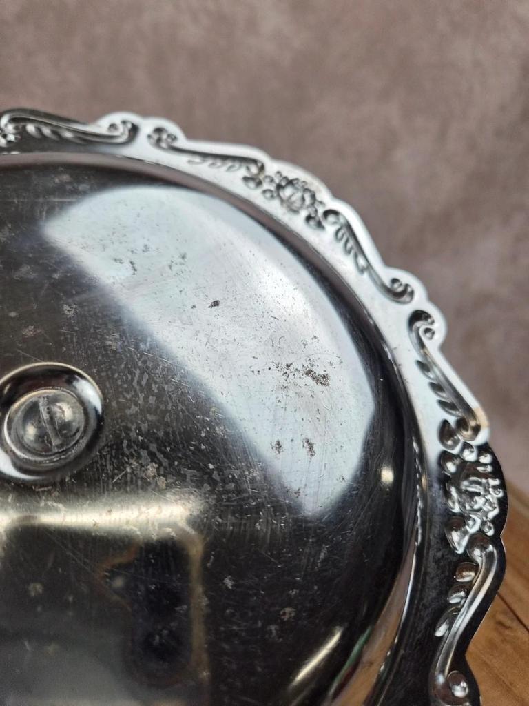 Petit présentoir rond vintage en métal chromé – style rocaille