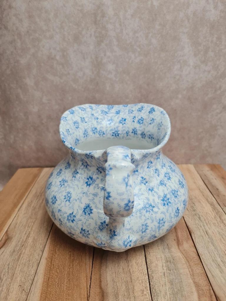 Petit broc ancien en terre de fer Creil & Montereau – décor floral bleu esprit Perse 🩵