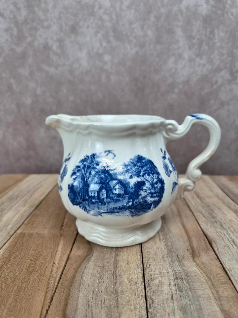 Pichet / pot à lait Sarreguemines Romantique bleu – décor champêtre – faïence vintage