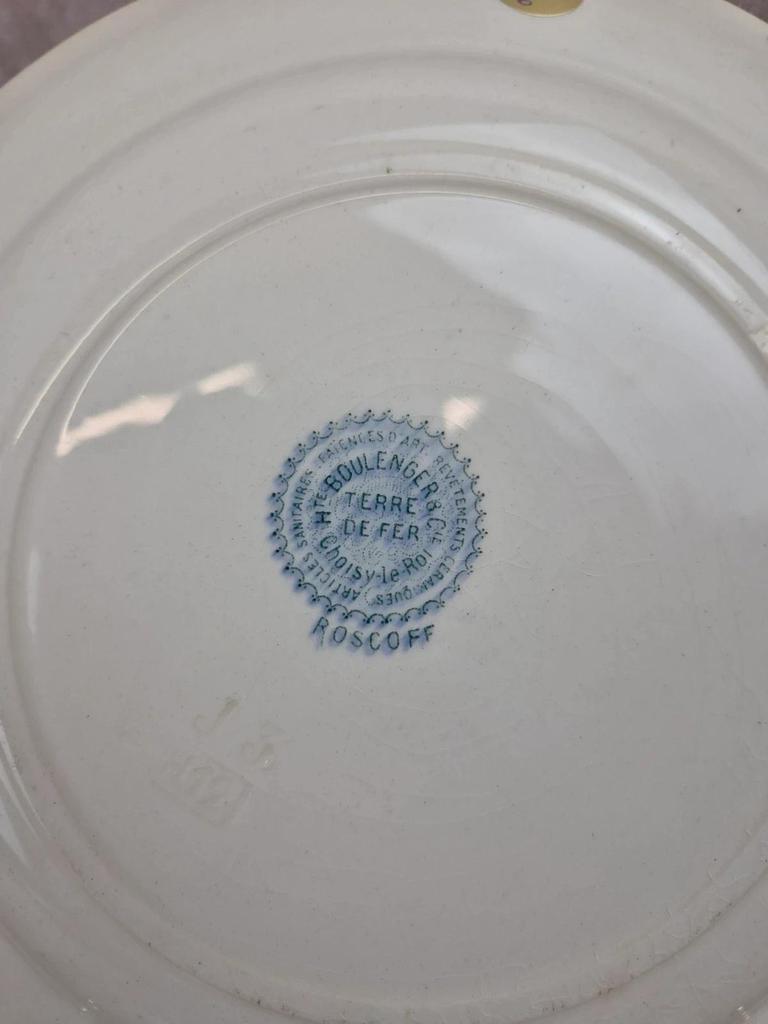 Lot de 2 assiettes plates anciennes Terre de Fer – Hippolyte Boulenger & Cie – modèle Roscoff