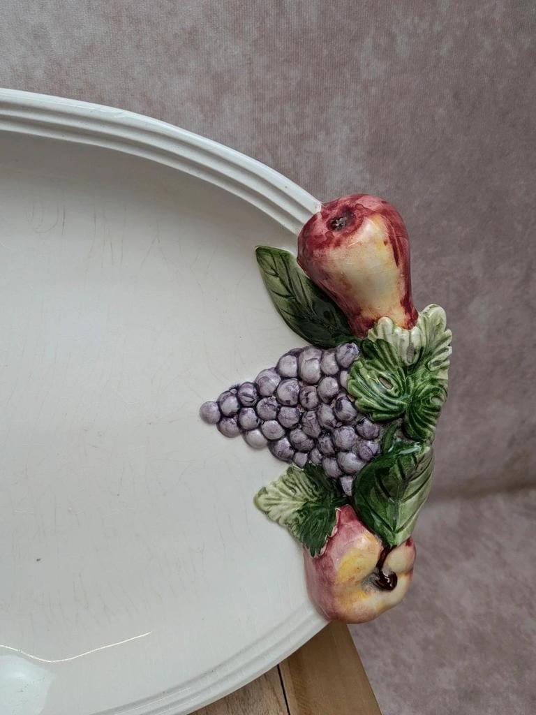 Grand plat vintage en barbotine décor fruits