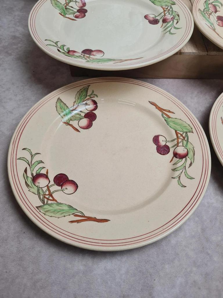 Lot de 6 assiettes plates Boch La Louvière Belgique modèle 2460 décor cerises polychrome