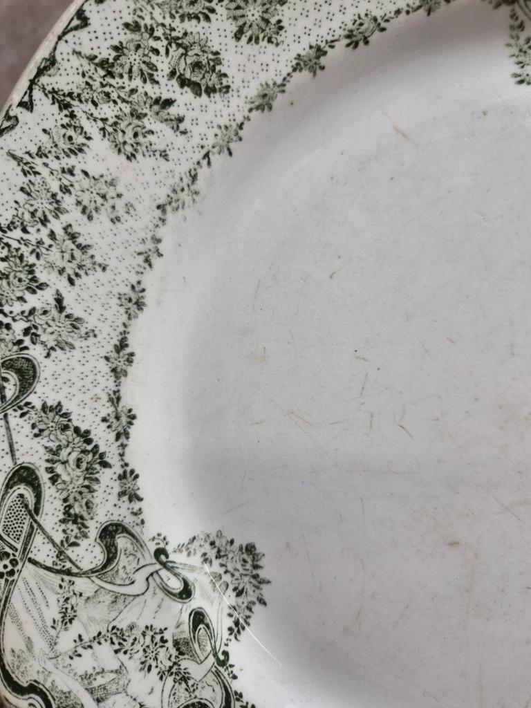 Assiette ancienne terre de fer Creil et Montereau modèle Compiègne verte