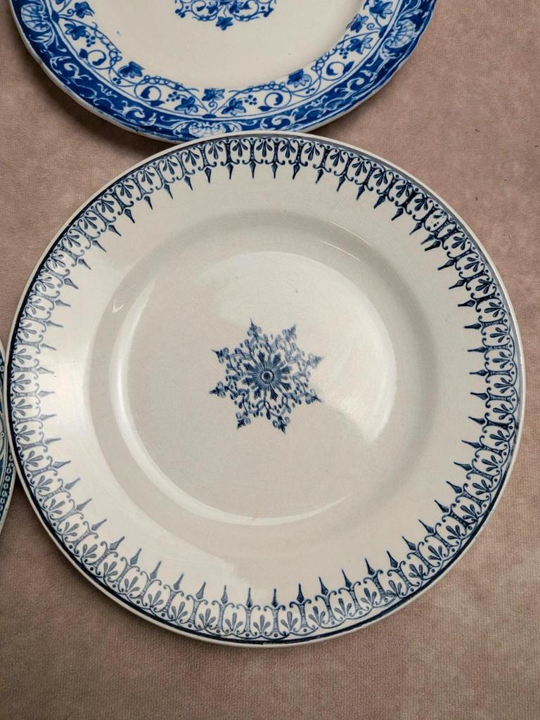Lot de 6 assiettes plates dépareillées en terre de fer