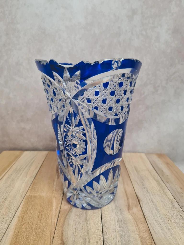 Vase en cristal de Bohème bleu taillé – décor riche – pièce vintage