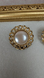 Boucles d’oreilles à clips dorées et perle vintage