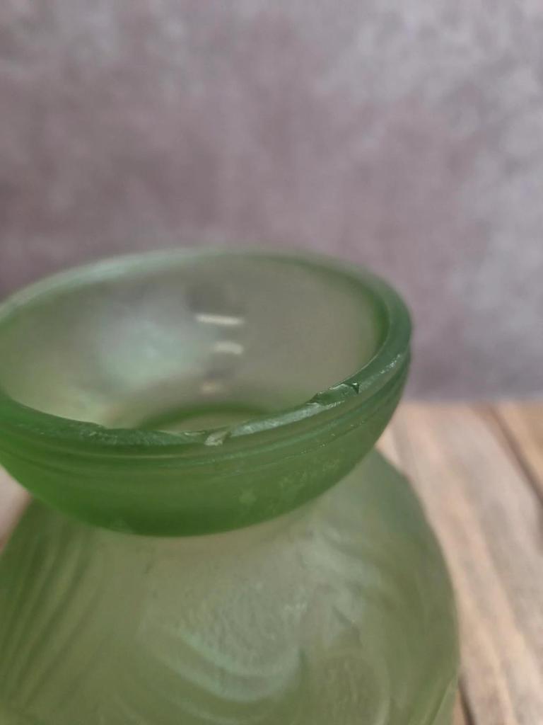 Petit vase boule Art déco en verre pressé moulé vert – décor en relief