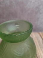Petit vase boule Art déco en verre pressé moulé vert – décor en relief