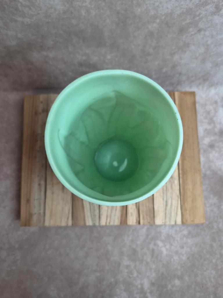 Vase Art Déco en opaline verte Spip France décor feuilles
