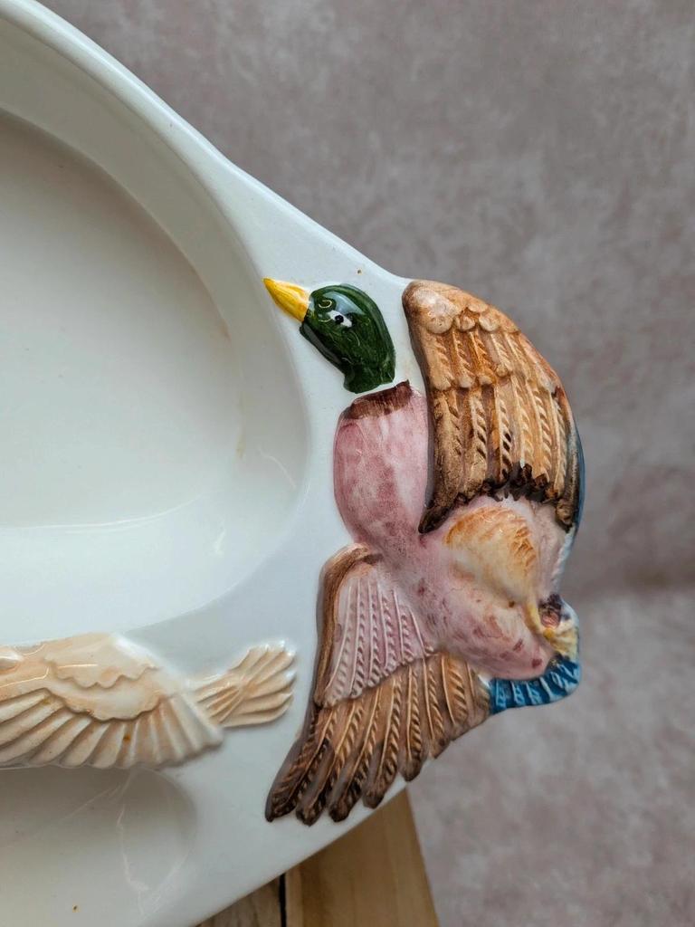 Grand plat vintage en barbotine décor canards