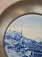 Assiette décorative scène de village – entourage en aluminium