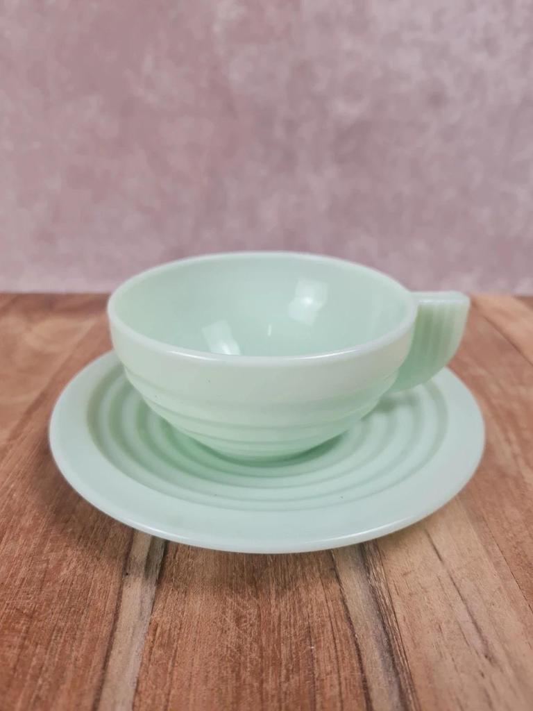 Tasse et sous-tasse vintage en verre opalin vert – Made in France