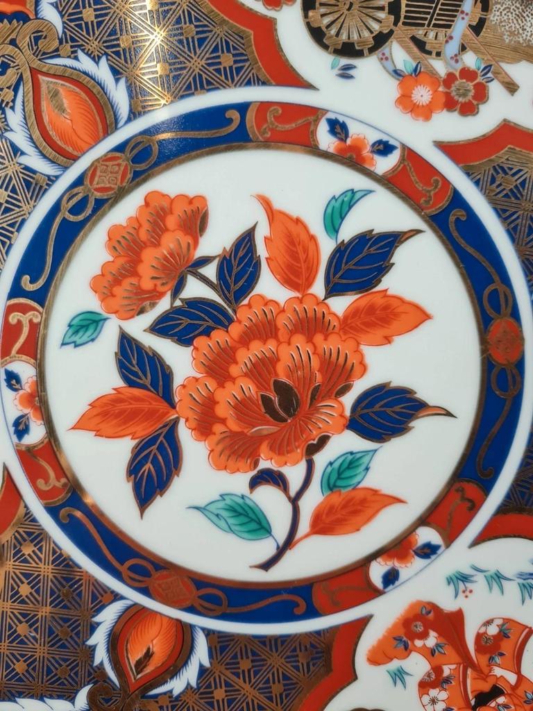 Grande assiette décorative en porcelaine – Style Imari rouge & bleu 🏺🌺