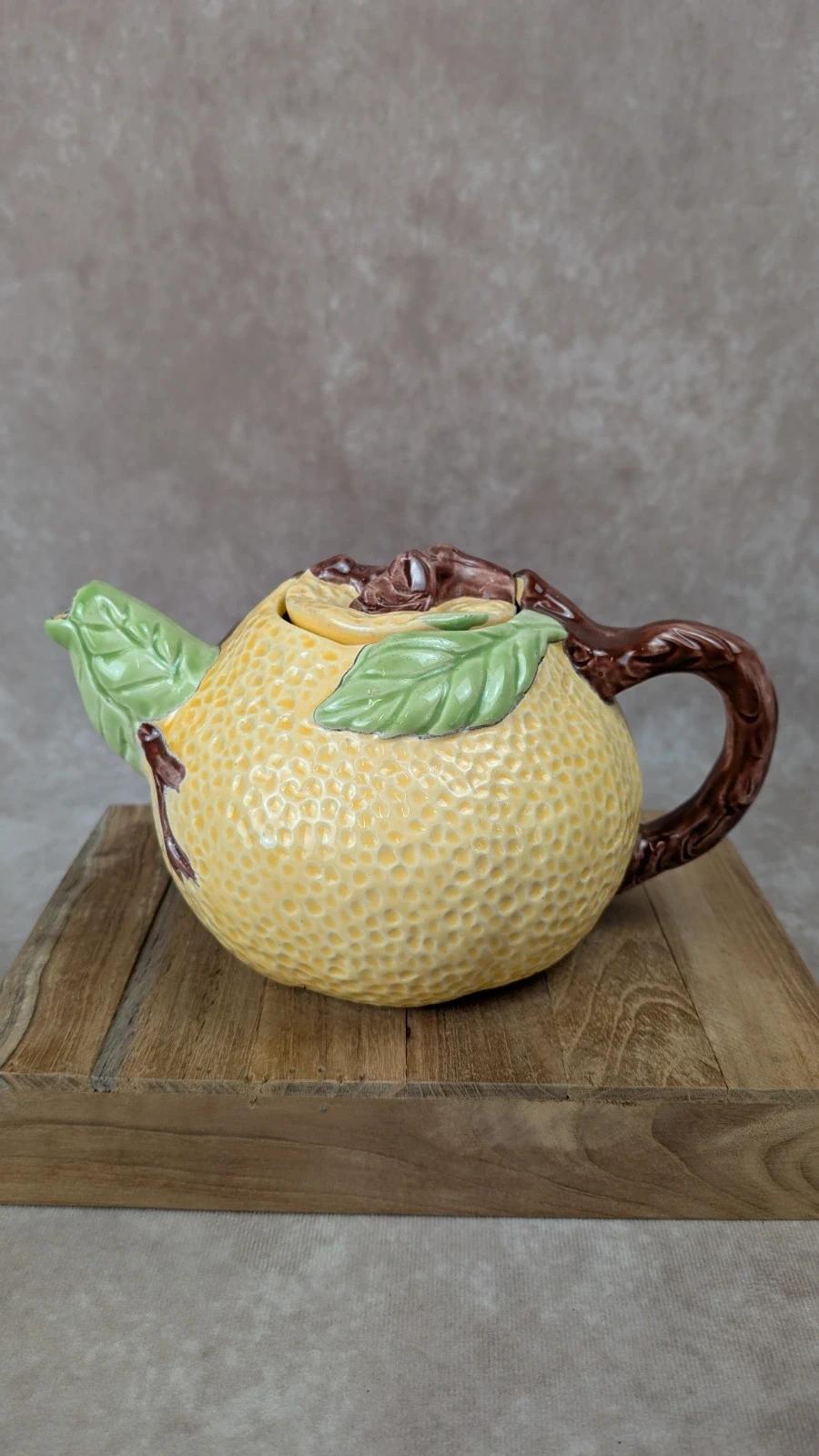 Théière ancienne en barbotine décor citron