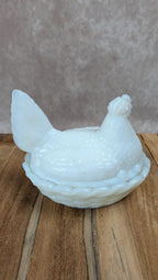 Poule sur panier en verre opalin blanc – marquée Sv