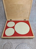 Ensemble vintage dessous de plat et dessous de bouteille en verre dans coffret en bois