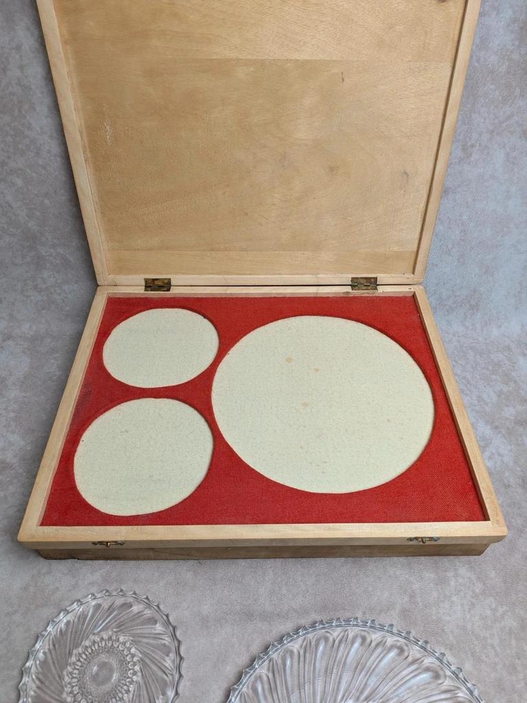 Ensemble vintage dessous de plat et dessous de bouteille en verre dans coffret en bois