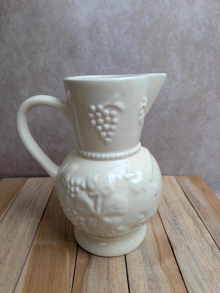 Pichet vintage en faïence ivoire – fruits en relief