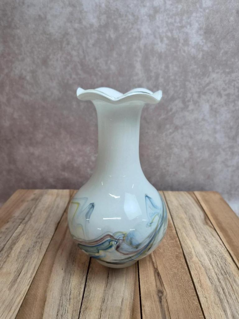 Vase vintage en verre opalin blanc – décor abstrait multicolore – col festonné