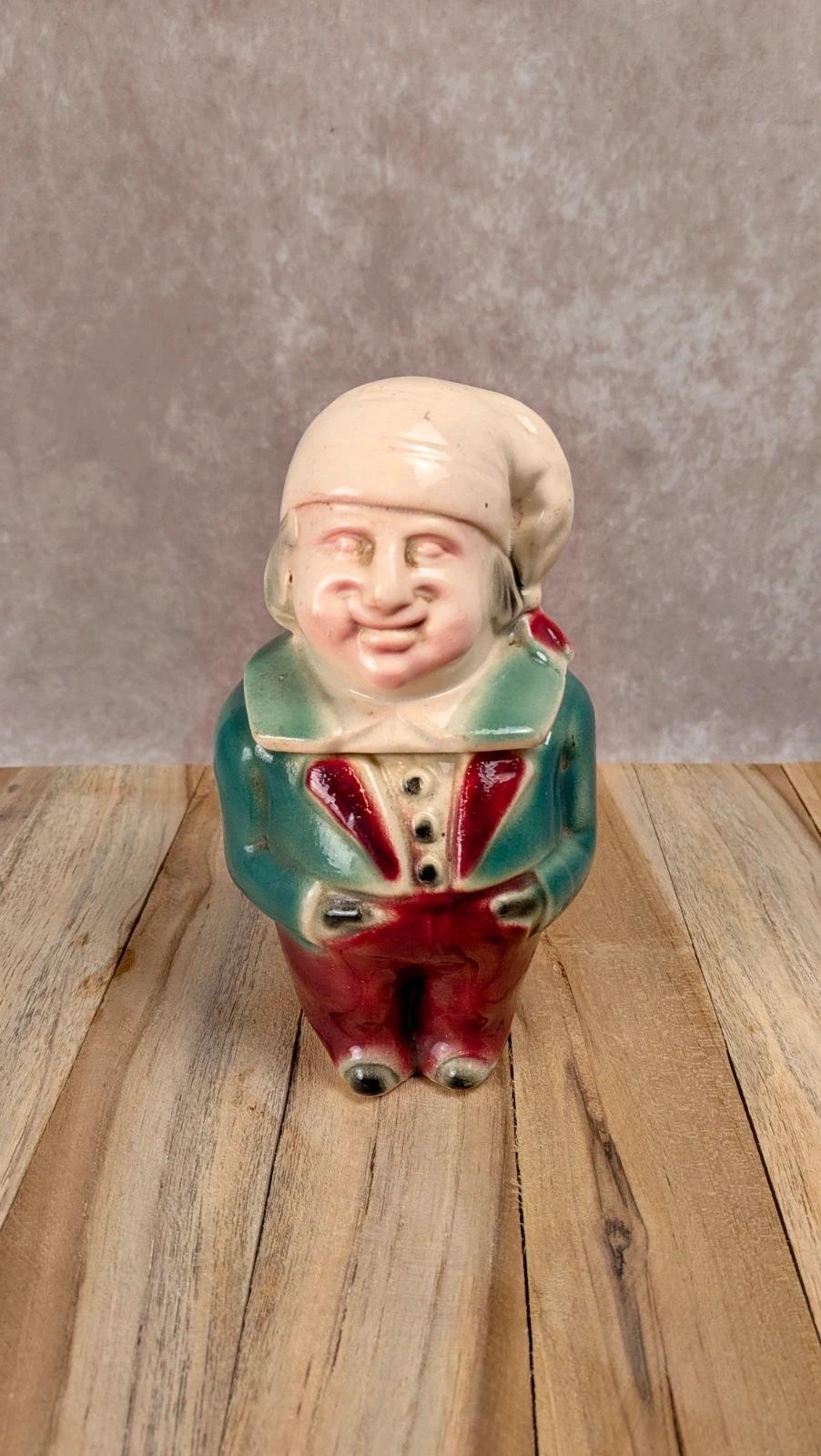 Pot en barbotine personnage ancien vert et rouge