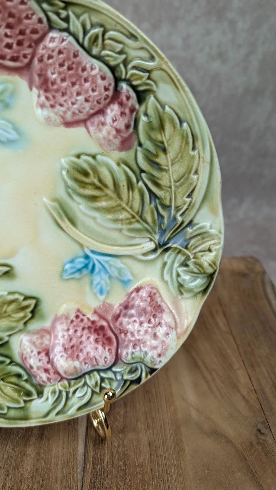 Assiette barbotine vintage aux fraises