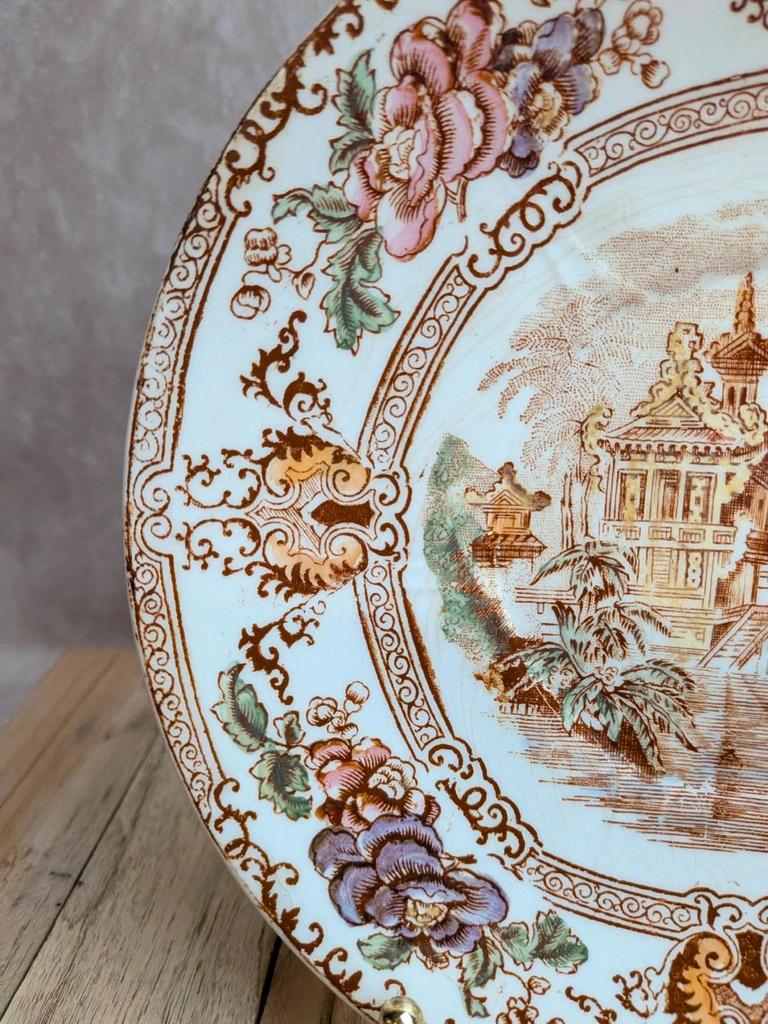 Assiette ancienne Terre de fer Longwy modèle Cyprus – Décor japonisant floral