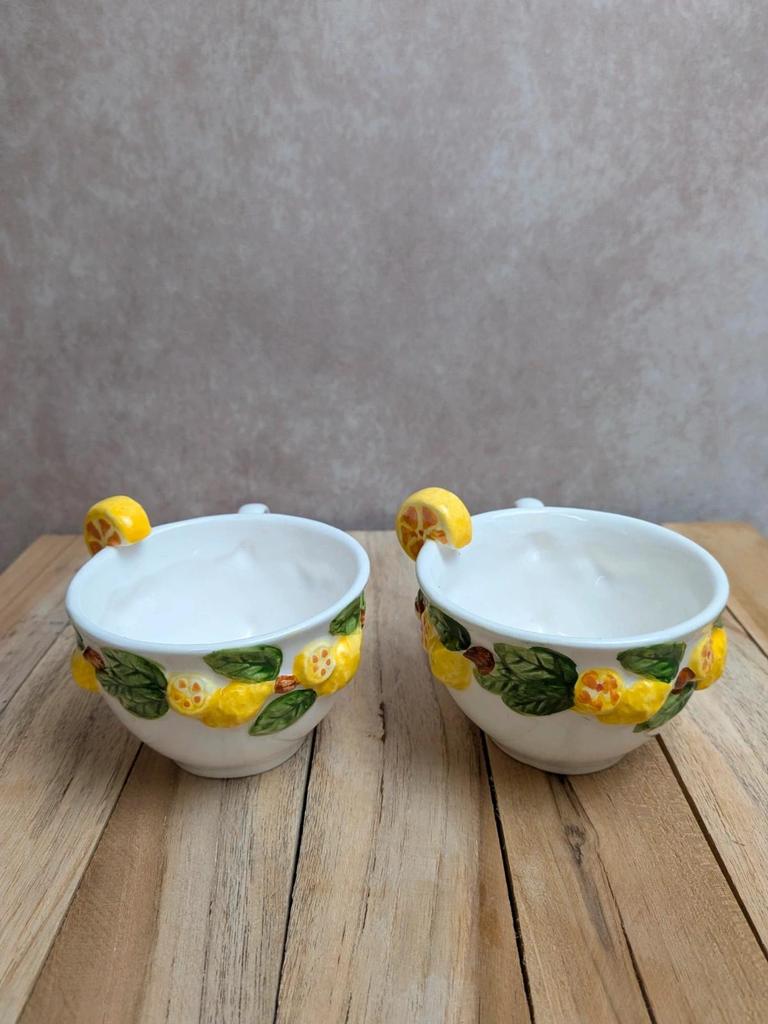 Lot de 2 tasses et 2 soucoupes en barbotine décor citrons