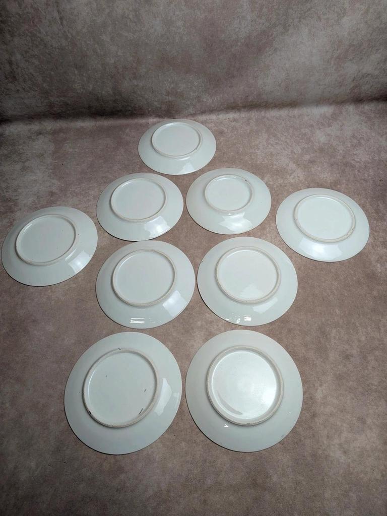 Lot de 9 assiettes à dessert anciennes en porcelaine fleurie