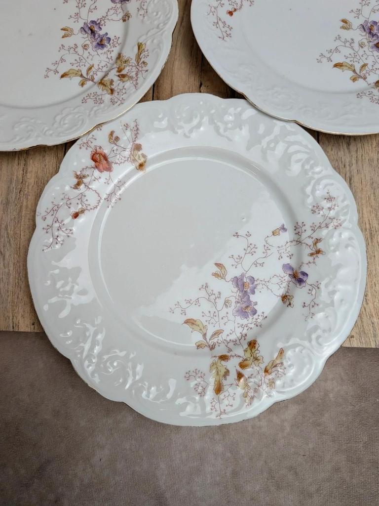 Lot de 3 assiettes anciennes en porcelaine décor floral