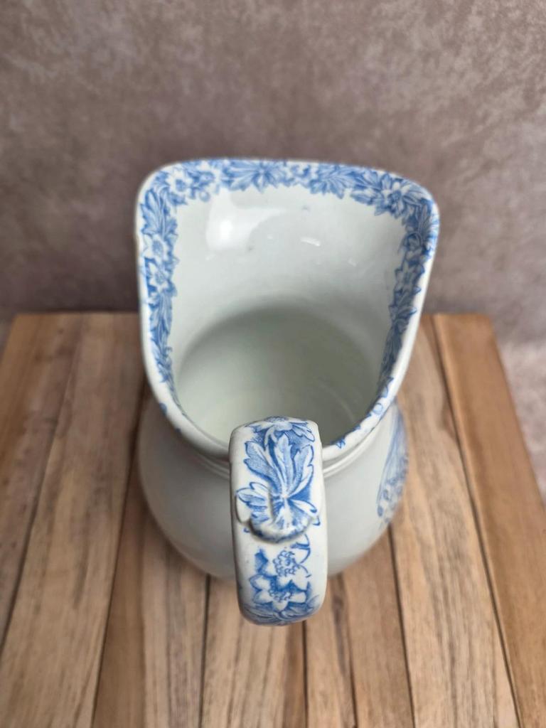 Broc ancien Jules Vieillard Bordeaux bleu & blanc – Terre de fer, décor floral – Xixe siècle