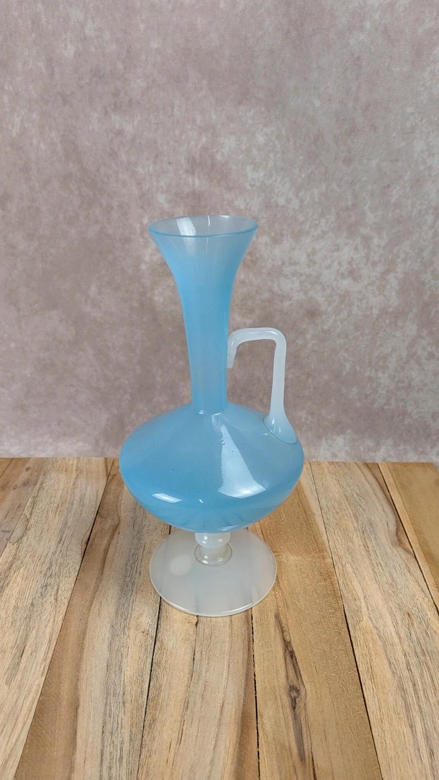 Vase en opaline bleue sur pied – vintage