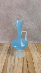 Vase en opaline bleue sur pied – vintage