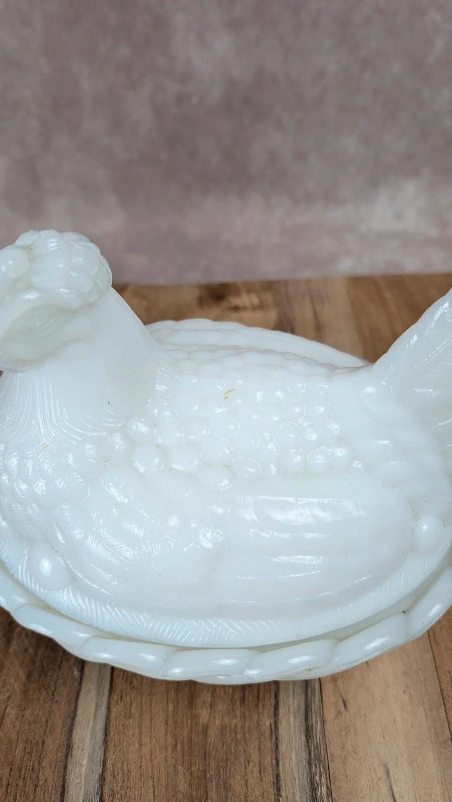 Poule sur panier en verre opalin blanc – marquée Sv