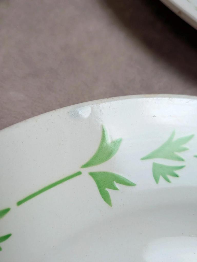 Lot de 9 assiettes plates en terre de fer Digoin Sarreguemines – Modèle Poupette – Vintage