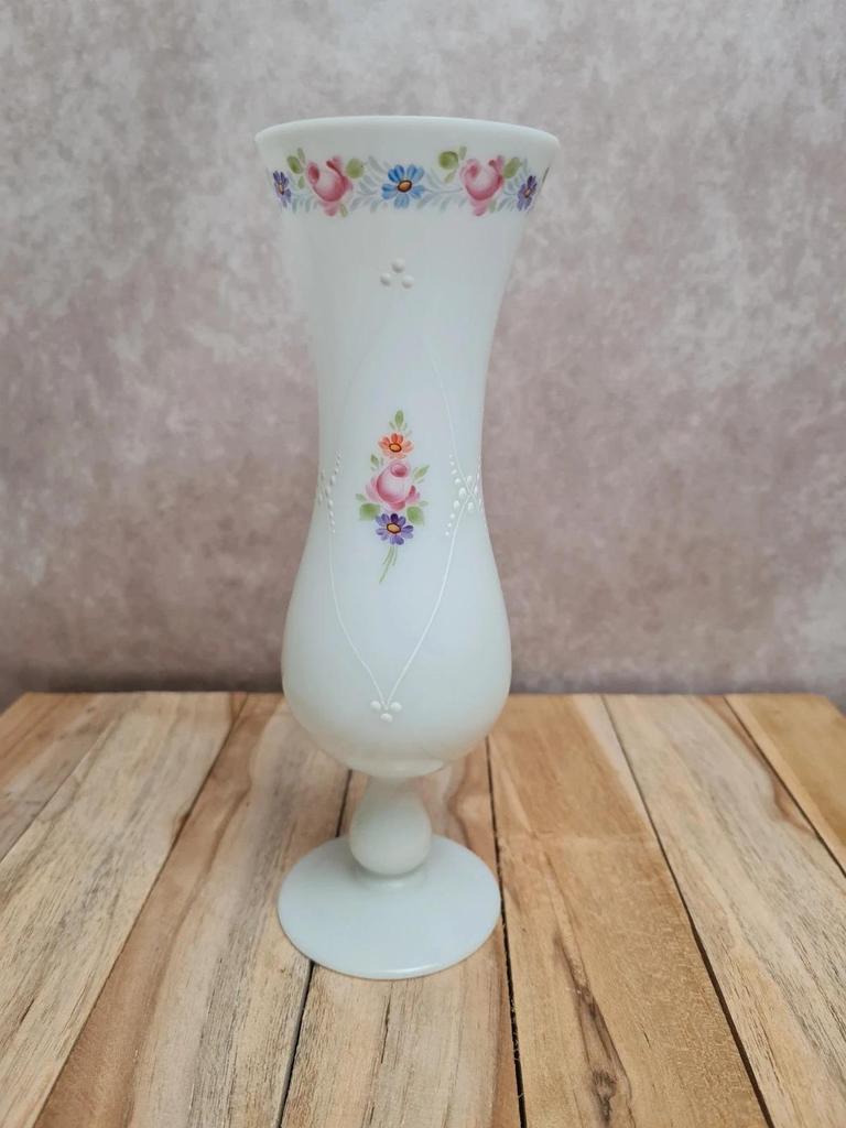 Vase opaline blanche décor main fleurs signé Mik – vintage 🌸