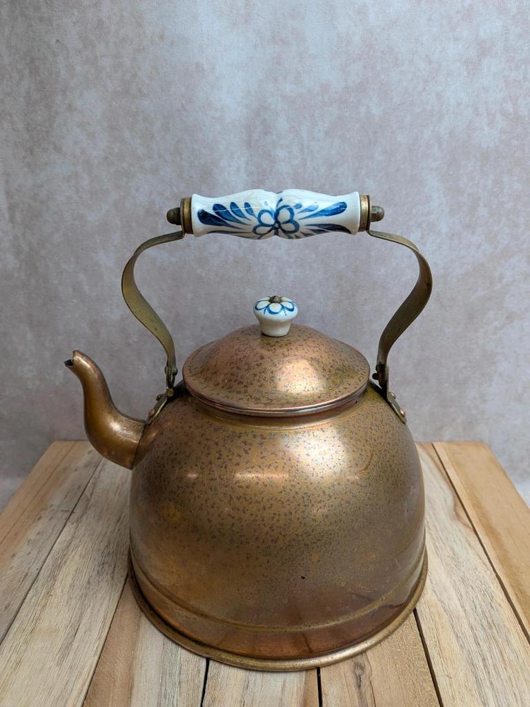 Bouilloire vintage en cuivre et porcelaine – Portugal