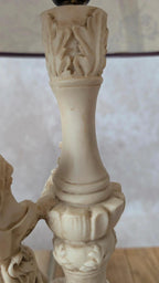 Lampe romantique en résine patinée, femme assise et fleurs