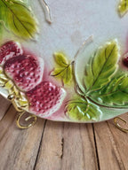 Assiette ancienne en barbotine – décor de fraises en relief – dorure