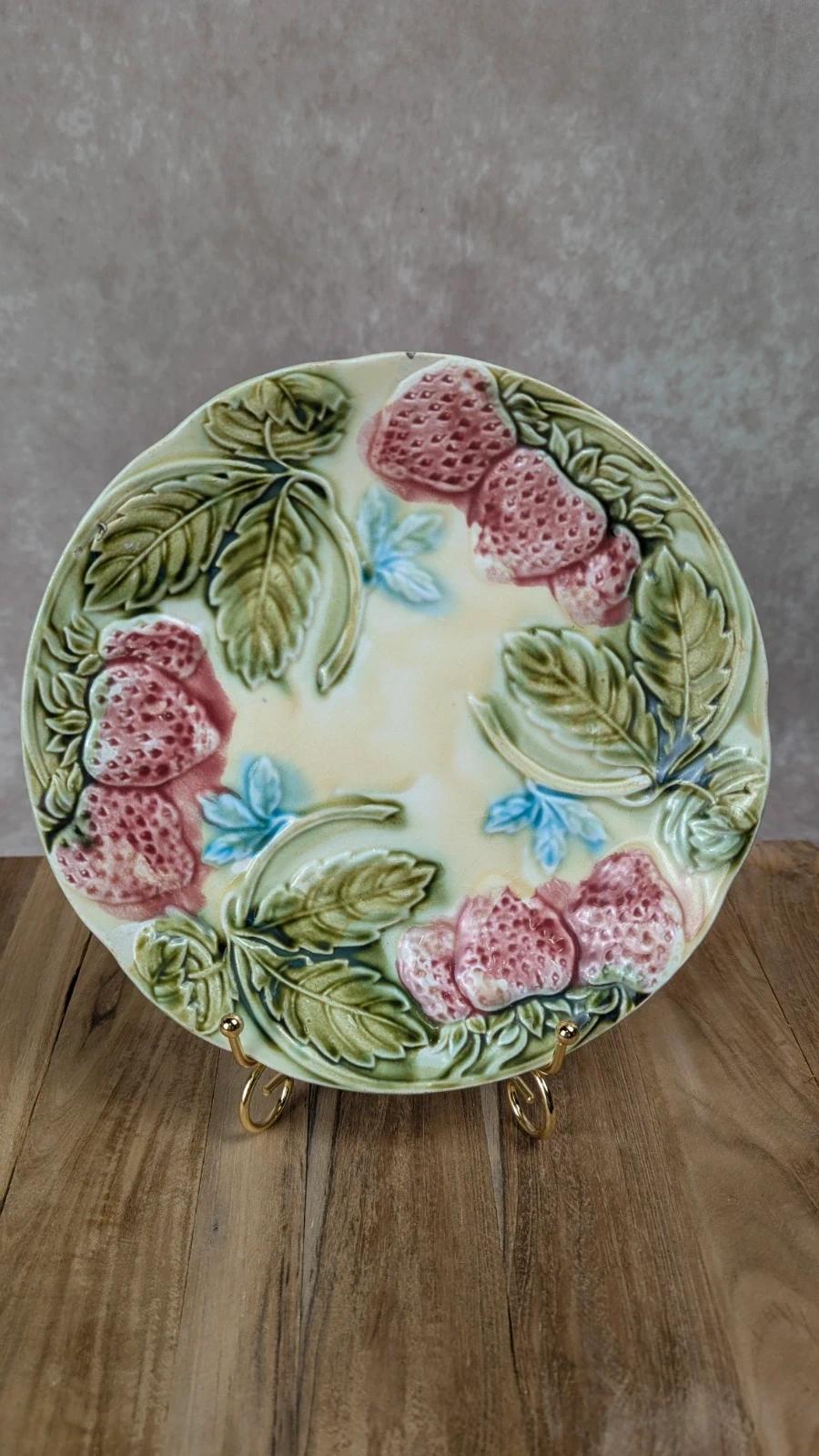 Assiette barbotine vintage aux fraises