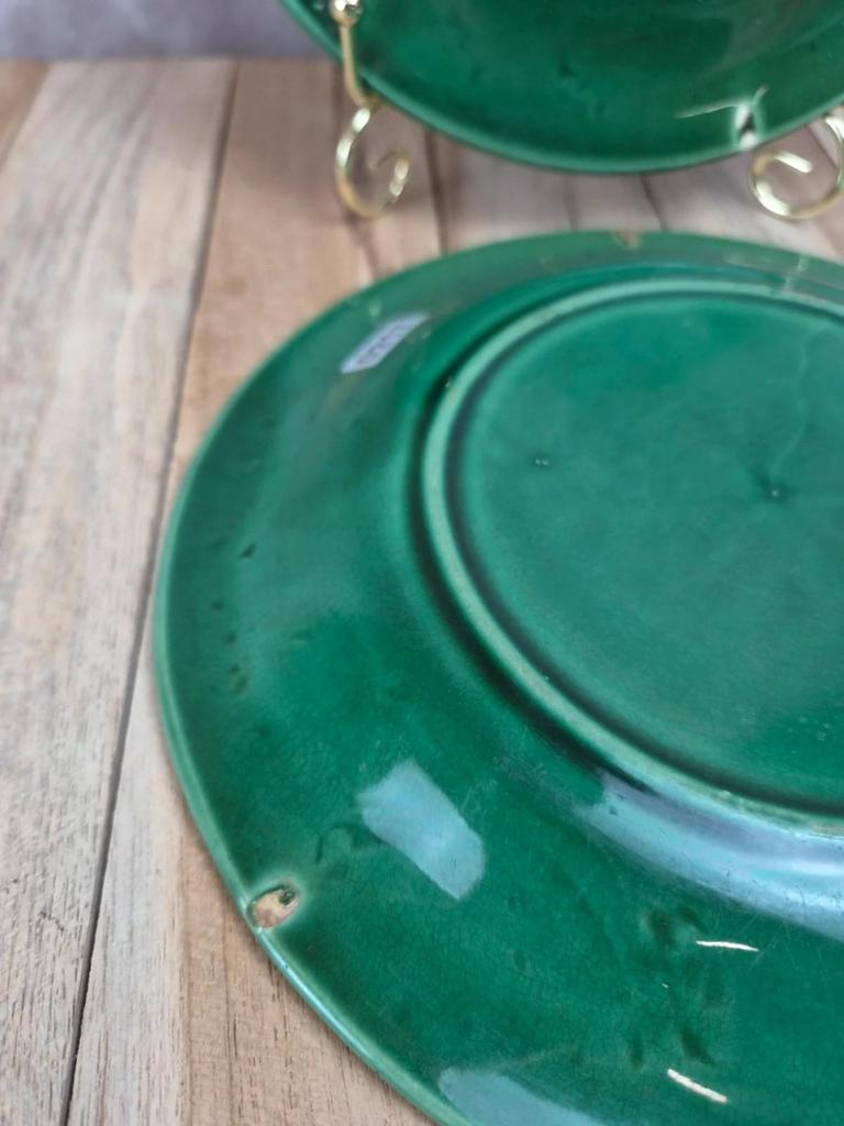 Lot de 2 assiettes à dessert en barbotine verte décor vigne
