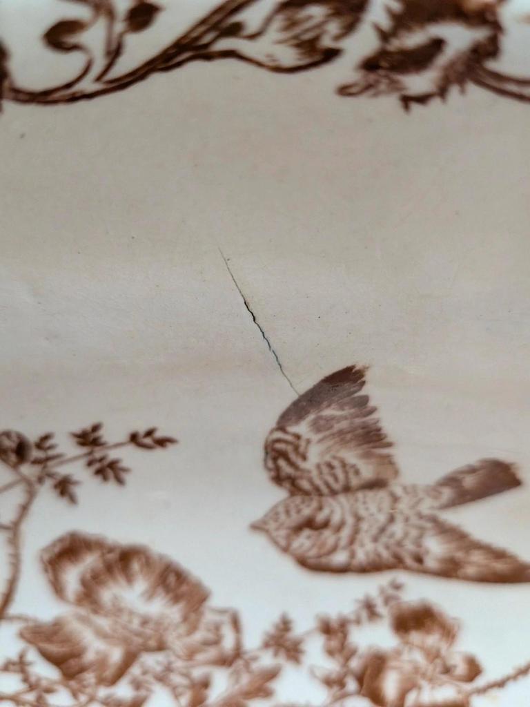 Ravier ancien en terre de fer décor oiseaux et coquelicots