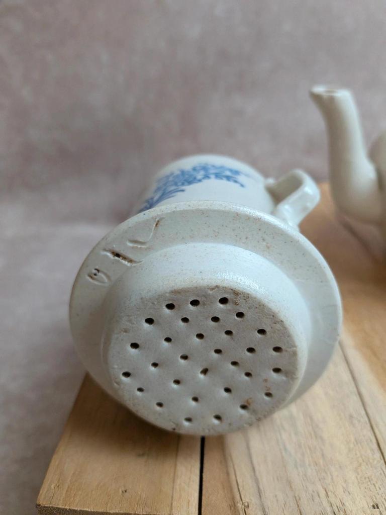 Cafetière ancienne à filtre en céramique – Saint-uze – Décor floral bleu
