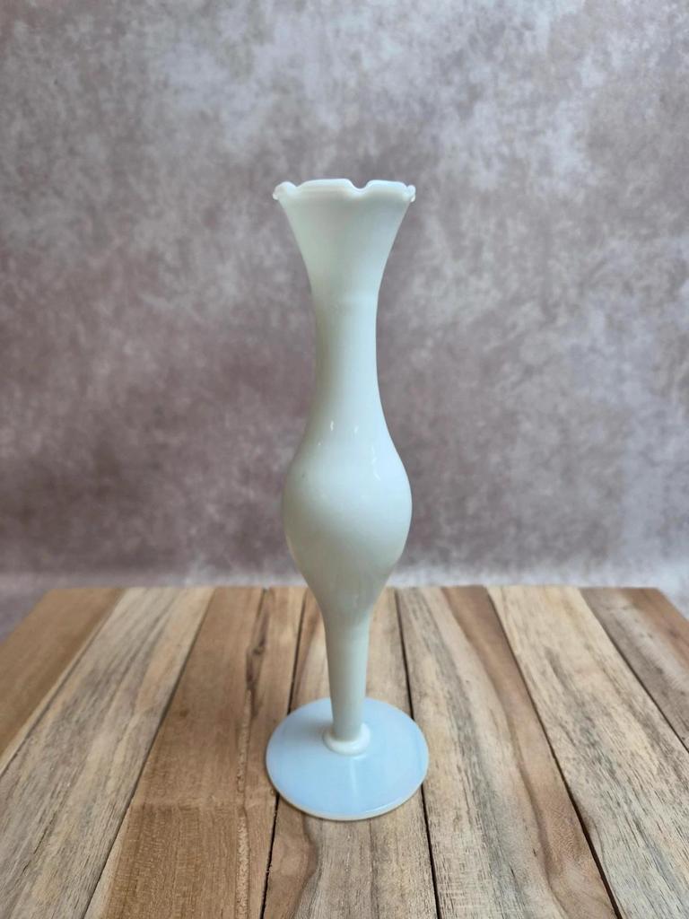 Petit vase soliflore en opaline blanche – Élégance vintage