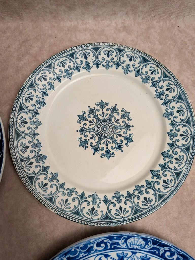 Lot de 6 assiettes plates dépareillées en terre de fer
