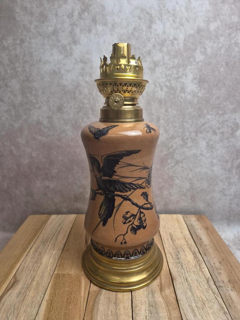 Lampe à pétrole ancienne en faïence décor oiseau et insectes fin Xixe