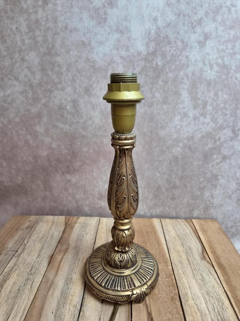 Lampe de table vintage en métal doré patiné style Louis Xvi