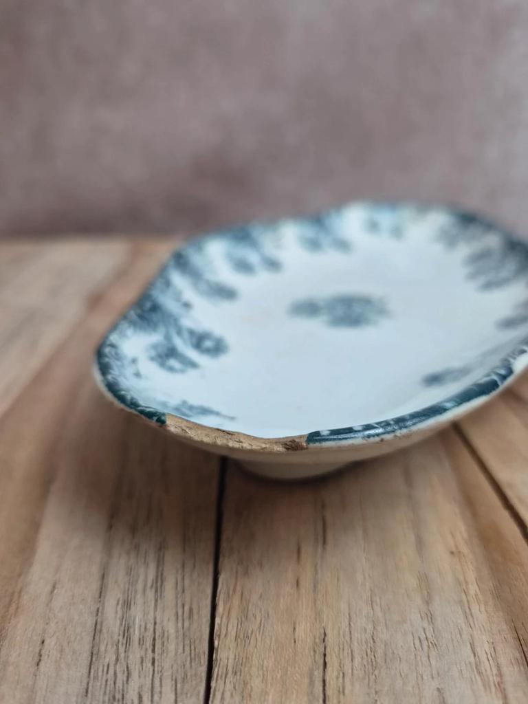 Ravier terre de fer Sté Amandinoise – modèle Oeillets – décor bleu ancien